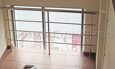 Межэтажное ограждение окна из нержавейки купить в Екатеринбурге