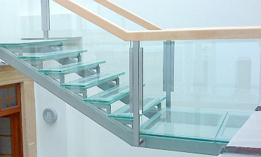 Стеклянные ступени и стеклянная площадка на лестнице купить в Екатеринбурге