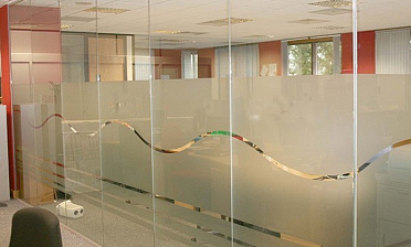 Стеклянные перегородки в офис, частично матированные купить в Екатеринбурге