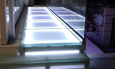 Стеклянный подиум со ступенями с подсветкой купить в Екатеринбурге