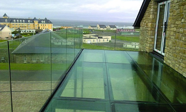 Стеклянные полы на балконе купить в Екатеринбурге