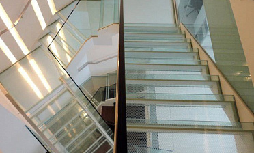 Стеклянные ступени и площадки для колодезной лестницы купить в Екатеринбурге