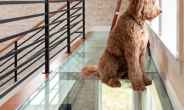 Стеклянный пол на площадке в частном доме купить в Екатеринбурге