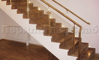 Ограждение лестницы с прозрачным стеклом, стойками и поручнем из латуни в Екатеринбурге. Готовые проекты ПерилаГлавСнаб Ограждение лестницы с прозрачным стеклом, стойками и поручнем из латуни в Екатеринбурге. Готовые проекты ПерилаГлавСнаб