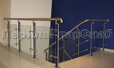 Ограждение со стойками с акриловыми вставками на спайдерных стеклодержателях купить в Екатеринбурге