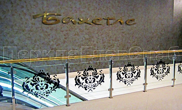 Ограждение лестницы на квадратных стойках с латунным поручнем купить в Екатеринбурге