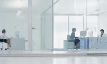 Стеклянные прозрачные перегородки в офис премиум купить в Екатеринбурге