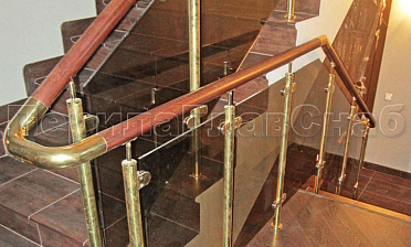 Ограждение лестницы со стеклом, тонированным в массе, стойки и завязки поручня из латуни купить в Екатеринбурге