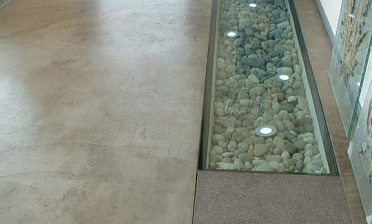 Стеклянный пол в квартиру с декоративной композицией купить в Екатеринбурге