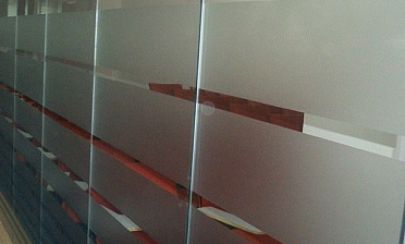 Стеклянные перегородки в офисе с закаткой пленки купить в Екатеринбурге