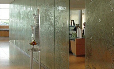 Стеклянные перегородки с декоративным рельефом в офисе купить в Екатеринбурге
