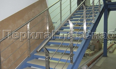 Ограждение с нестандартными нержавеющими стойками и ригельным заполнением купить в Екатеринбурге