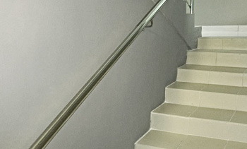 Пристенный поручень из нержавеющей стали в Екатеринбурге. Готовые проекты ПерилаГлавСнаб