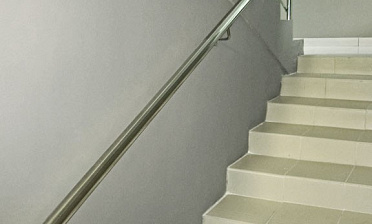 Пристенный поручень из нержавеющей стали купить в Екатеринбурге