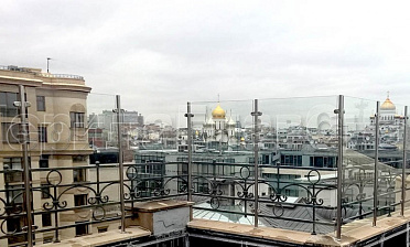 Ветрозащитное ограждение на стойках из нержавейки купить в Екатеринбурге