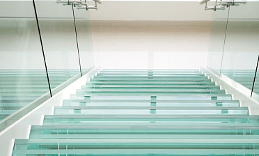 Стеклянные ступени на косоурной лестнице в доме купить в Екатеринбурге