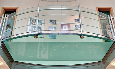 Стеклянный пол на внутреннем выступе атриума купить в Екатеринбурге