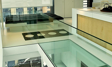 Стеклянные полы на кухне купить в Екатеринбурге