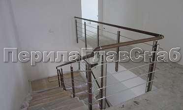 Ограждение с деревянным поручнем и стойками с деревянными вставками, с ригелями купить в Екатеринбурге