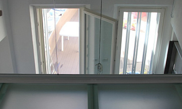 Стеклянное перекрытие из матового стекла на внутреннем балконе купить в Екатеринбурге