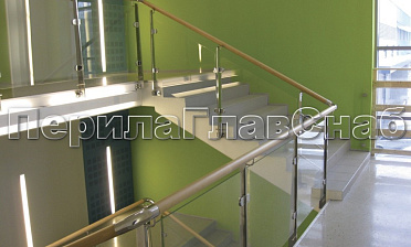 Ограждение с деревянным поручнем, стеклом и стойками купить в Екатеринбурге