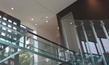 Стеклянные полы на площадке маршевой лестницы купить в Екатеринбурге