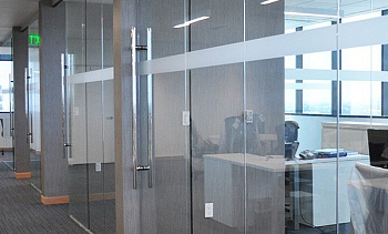 Цельностеклянные перегородки для офиса в Екатеринбурге. Готовые проекты ПерилаГлавСнаб