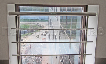 Межэтажное ограждение из нержавеющей стали с торцевым креплением для окон в Екатеринбурге. Готовые проекты ПерилаГлавСнаб Межэтажное ограждение из нержавеющей стали с торцевым креплением для окон в Екатеринбурге. Готовые проекты ПерилаГлавСнаб