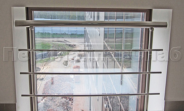 Межэтажное ограждение из нержавеющей стали с торцевым креплением для окон купить в Екатеринбурге