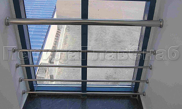 Ограждение на окнах из нержавещей трубы с ригелями купить в Екатеринбурге