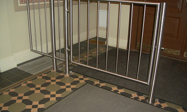 Ограждение лестниц для детей с вертикальным заполнением купить в Екатеринбурге
