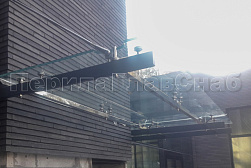 Стеклянные козырьки на спайдерах в Екатеринбурге. Готовые проекты ПерилаГлавСнаб - фото 7