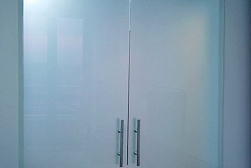 Раздвижные стеклянные двери в Екатеринбурге. Готовые проекты ПерилаГлавСнаб - фото 6