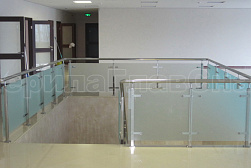 Стеклянные перила для атриумов в Екатеринбурге. Готовые проекты ПерилаГлавСнаб - фото 4