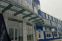 Стеклянные козырьки на спайдерах в Екатеринбурге. Готовые проекты ПерилаГлавСнаб - фото 1