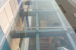 Стеклянные козырьки на спайдерах в Екатеринбурге. Готовые проекты ПерилаГлавСнаб - фото 9