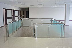 Ограждения из нержавейки со стеклом в Екатеринбурге. Готовые проекты ПерилаГлавСнаб - фото 10