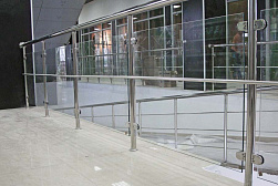 Стеклянные перила для атриумов в Екатеринбурге. Готовые проекты ПерилаГлавСнаб - фото 12