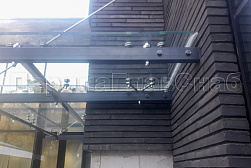 Стеклянные козырьки на спайдерах в Екатеринбурге. Готовые проекты ПерилаГлавСнаб - фото 5