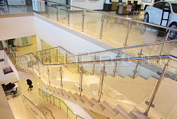 Ограждения из нержавейки со стеклом в Екатеринбурге. Готовые проекты ПерилаГлавСнаб - фото 3