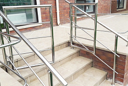 Ограждение лестницы от детей в Екатеринбурге. Готовые проекты ПерилаГлавСнаб - фото 4